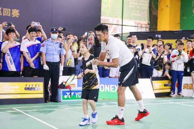 黄希扬贴地 黄希扬贴地